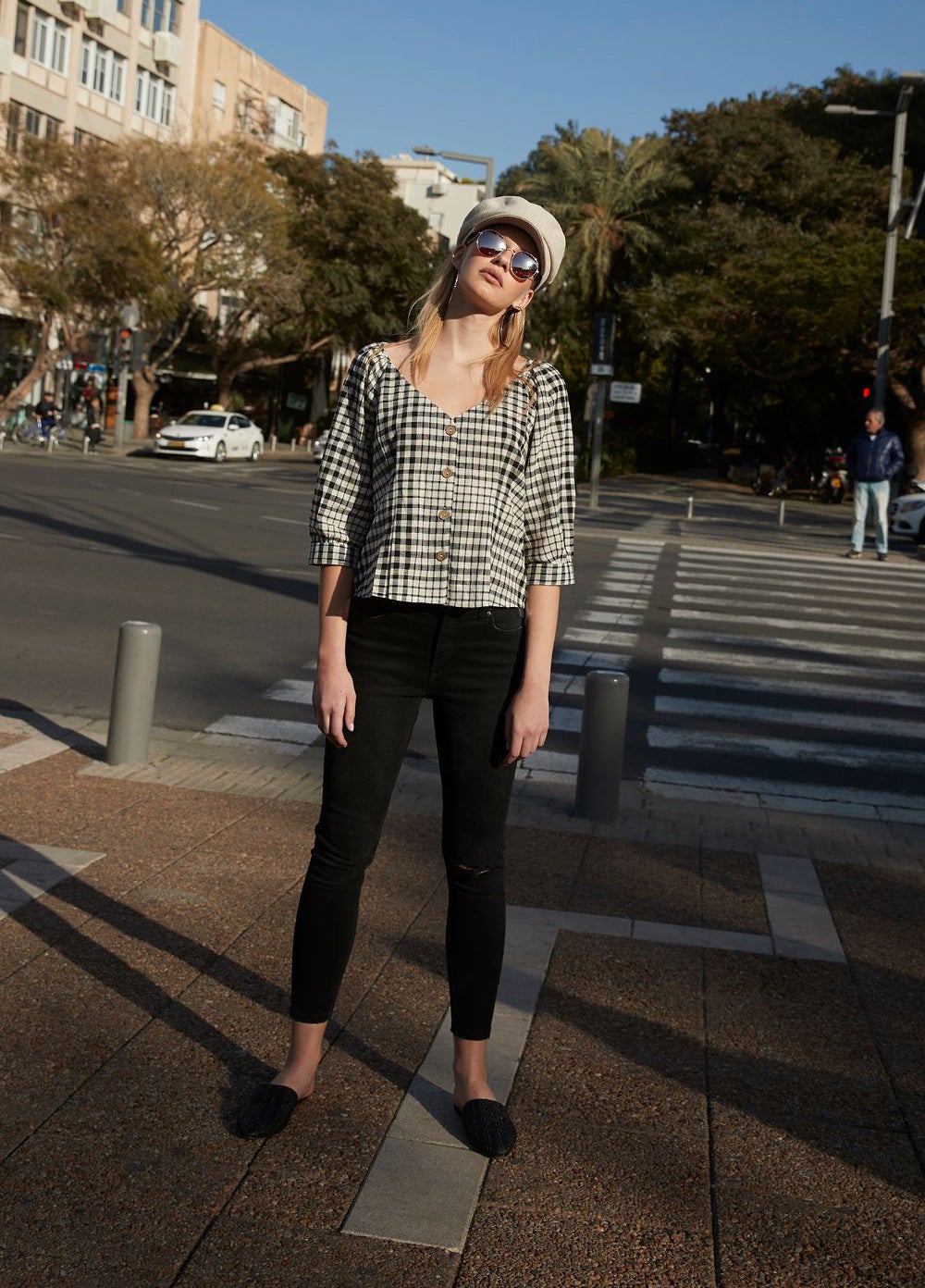 Chaqueta de lino a cuadros vichy: 13 euros. Vaqueros pitillo negros con rasgones: 17 euros. Gorra de maquinista tejida: 5 euros. Gafas de sol: 3 euros. Babuchas tejidas negras: 11 euros. Todo en Primark.