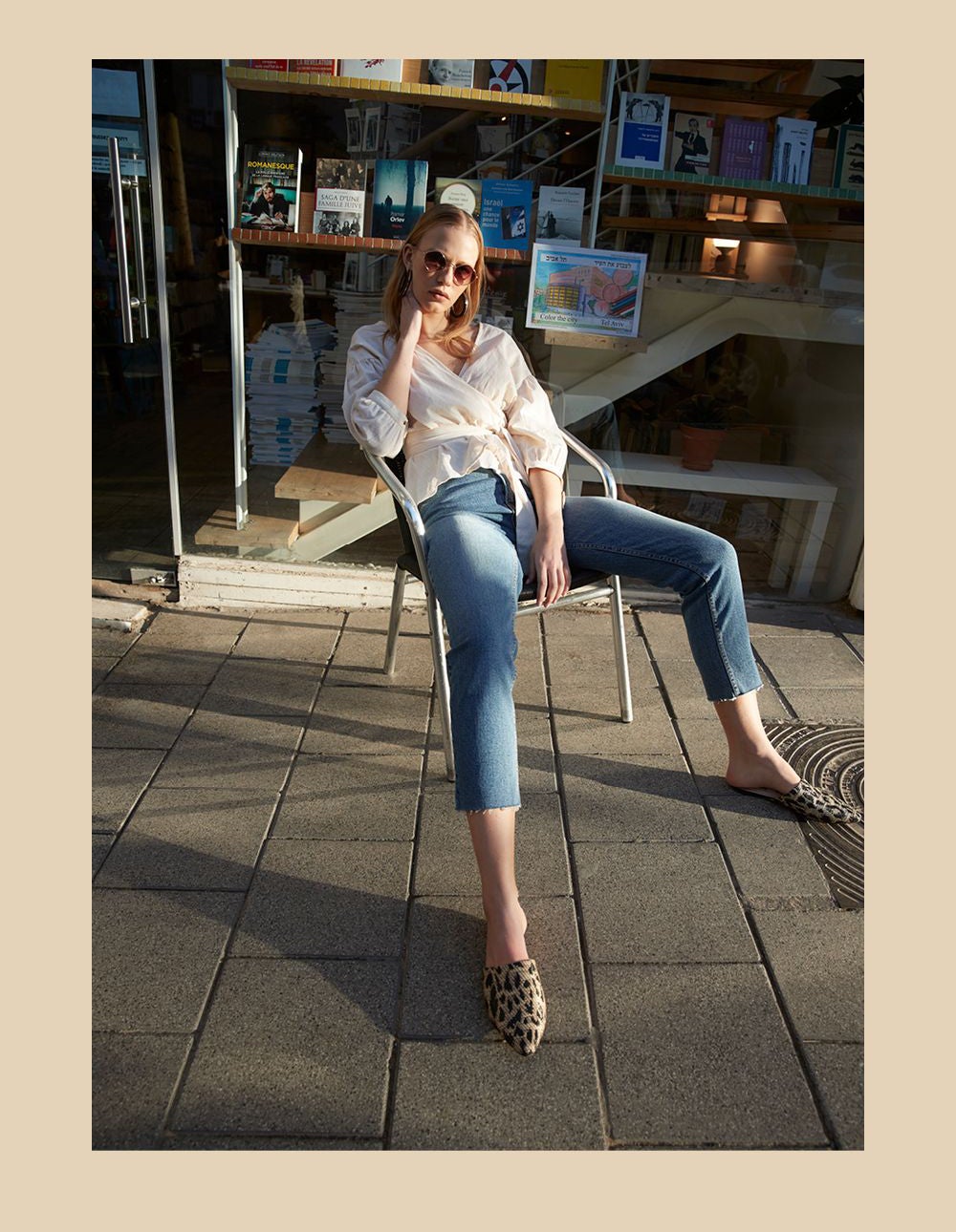 Blusa cruzada de lino: 13 euros. Vaqueros: 15 euros. Sombrero de paja: 5 euros. Gafas de sol: 3 euros. Babuchas tejidas con estampado de leopardo: 11 euros. Todo en Primark.