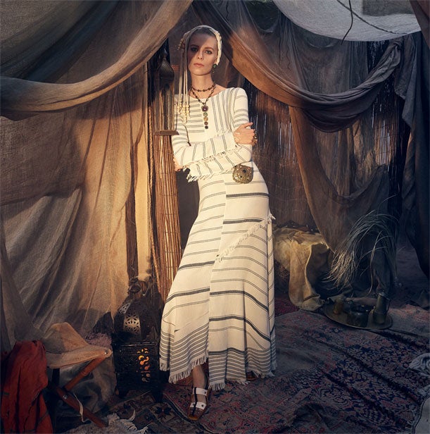 Se trata de uno de los vestidos más deseados del momento. Hace semanas que lo vimos pero sigue sin estar disponible. Se nos ocurren mil y un planes para lucirlo en cuanto salga a la venta.