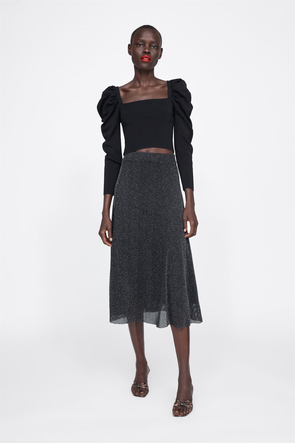 Falda midi con hilo metalizado de Zara: 19,95 euros.