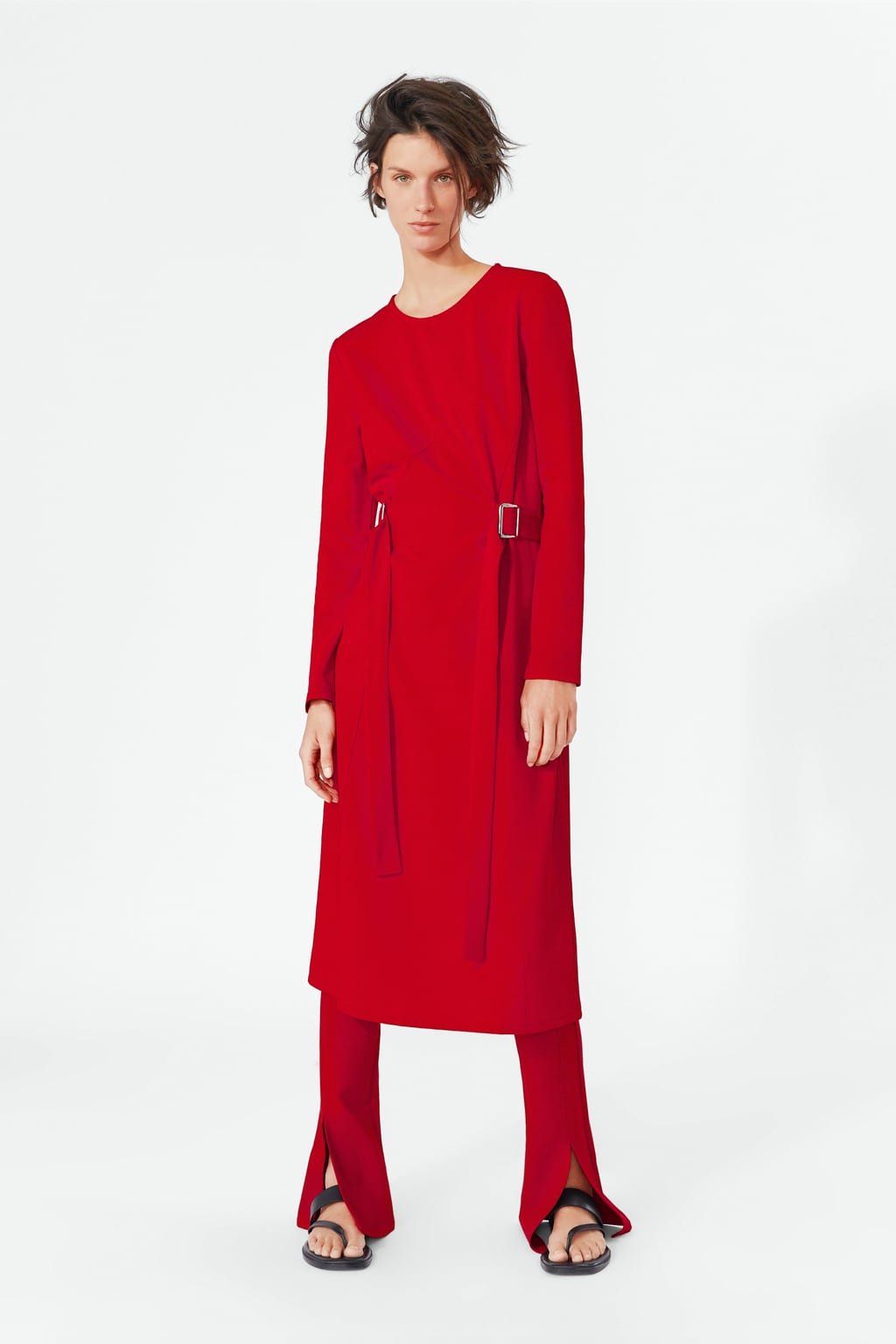 Vestido largo en color rojo con cinturón: 25,95 euros en Zara.