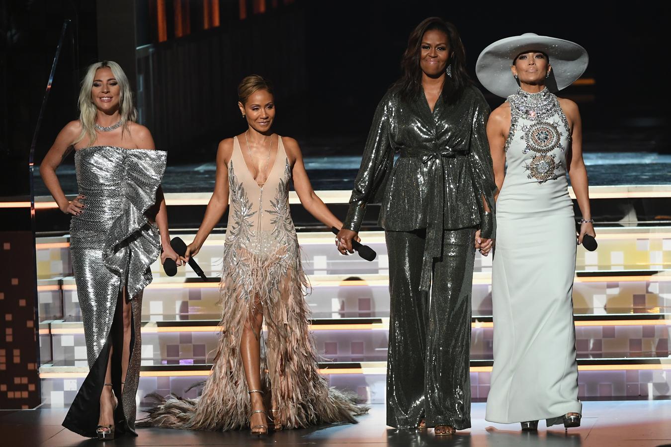 Michelle Obama (junto a Lady Gaga, Jada Pinkett Smith y Jennifer López) sorprendió en el escenario de los Grammy 2019 con un brillante esmoquin de lentejuelas de Sachin & Babi.