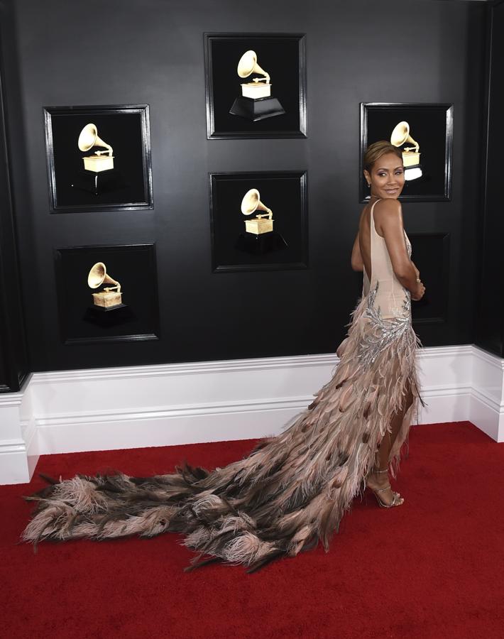 Jada Pinkett Smith, con un vestidazo de plumas de Roberto Cavalli en los Grammy 2019.