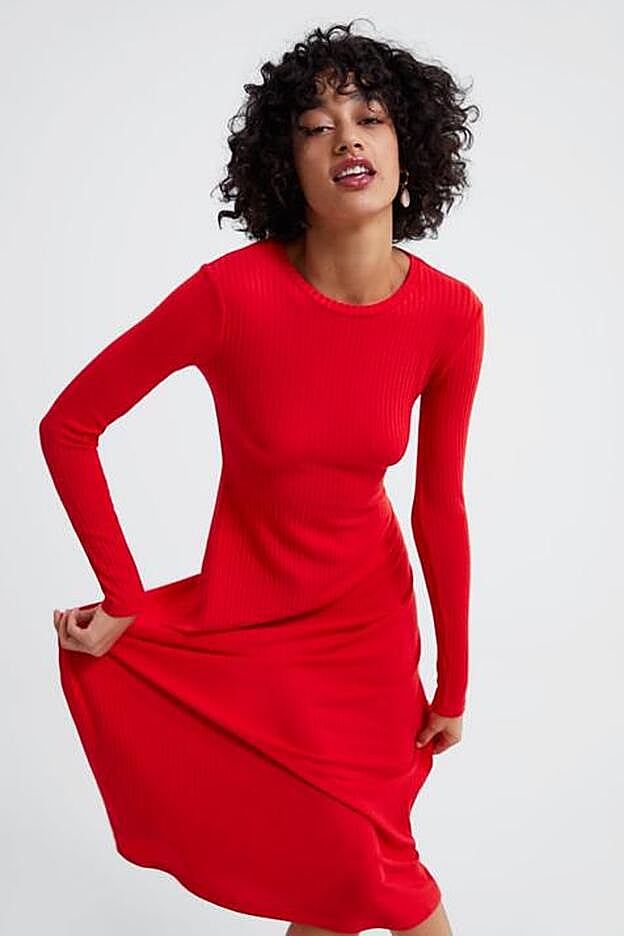 Vestido de punto, de Zara.