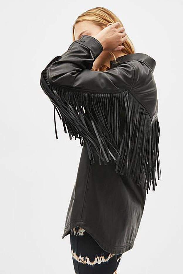Sobrecamisa negra de flecos perfecta para el entretiempo de Bershka.