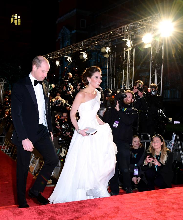 Kate Middleton se vistió de estrella de Hollywood con un impresionante diseño de Alexander McQueen en los BAFTA 2019. Aquí te contamos  todos los detalles de su vestido de alfombra roja .