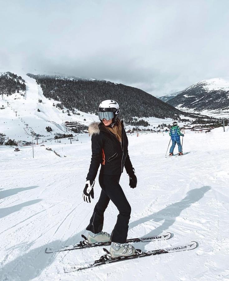 A Laura Matamoros la vimos en Instagram con el clásico conjunto de chaqueta con detalle de pelo en la capucha y pantalón en color negro ¡Un clásico que nunca falla!