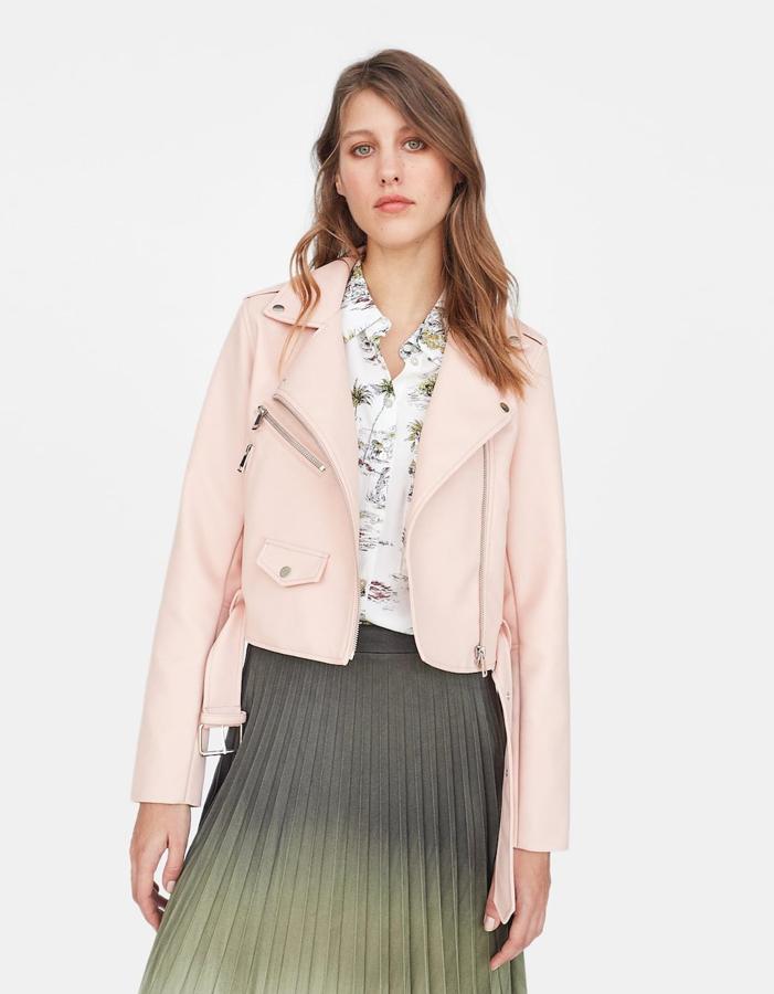 La clásica cazadora de motorista, adornada con un cinturón (25,99 euros).