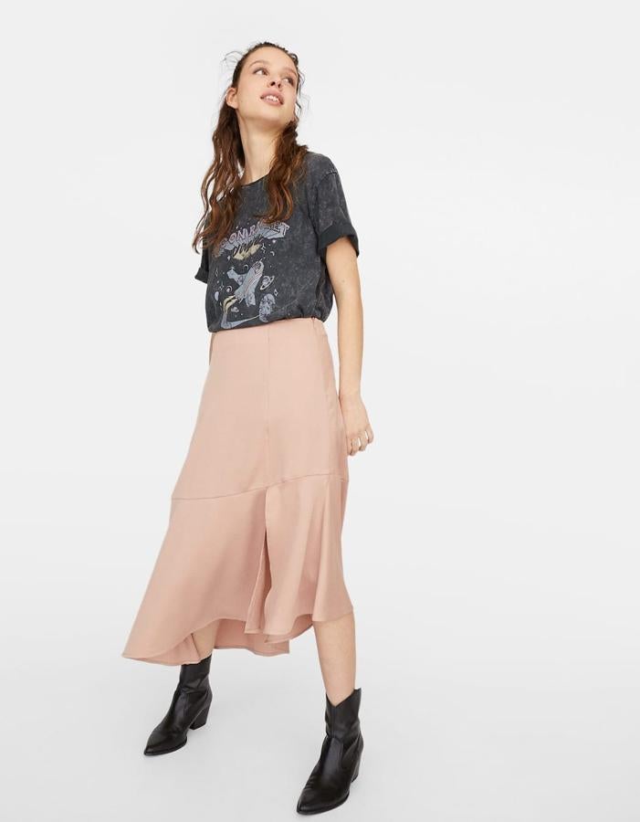 Rosa súper empolvado, casi maquillaje, para esta romántica falda de satén (19,99 euros).