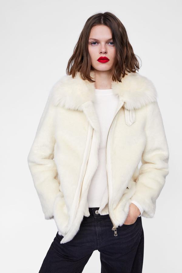 Esta biker de pelo blanco ha sido una de nuestras grandes obsesiones 'fashionistas' durante todo el invierno. Y ahora, como por arte de magia, aparece entre los chollos de últimas rebajas de Zara y pasa de 79.95 a 29.99 euros.