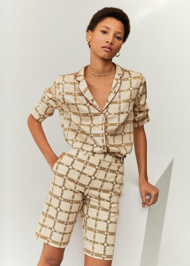 El más difícil todavía de Mango es, sin duda, este 'total look' con estampado de cadenas y blusa pijamera combinada con las bermudas. Tan Versace, tan '90, tan atrevido... ¡y nuestro favorito!