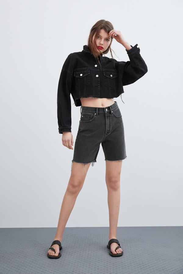 En versión vaquera y con un toque 'grunge' también muy noventero, en dénim negro desgastado y también de Zara (22.95 euros).