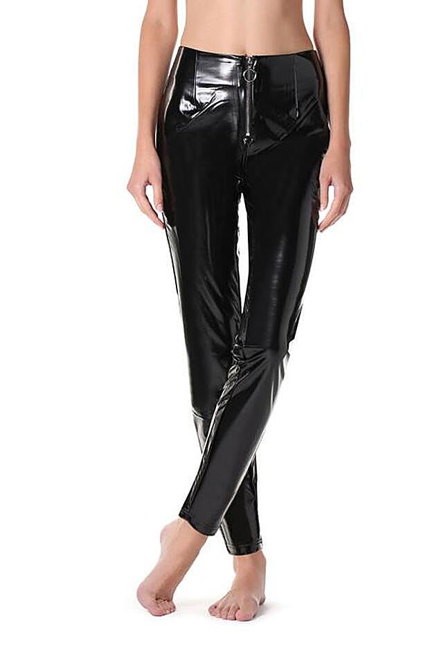 Pantalones de vinilo de Calzenia. Antes costaban 29,95 y ahora, 14,95 euros.