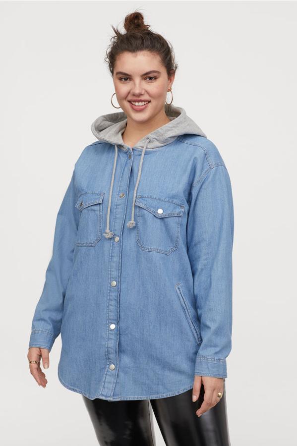 Camisa denim con capucha, 29,99 euros.