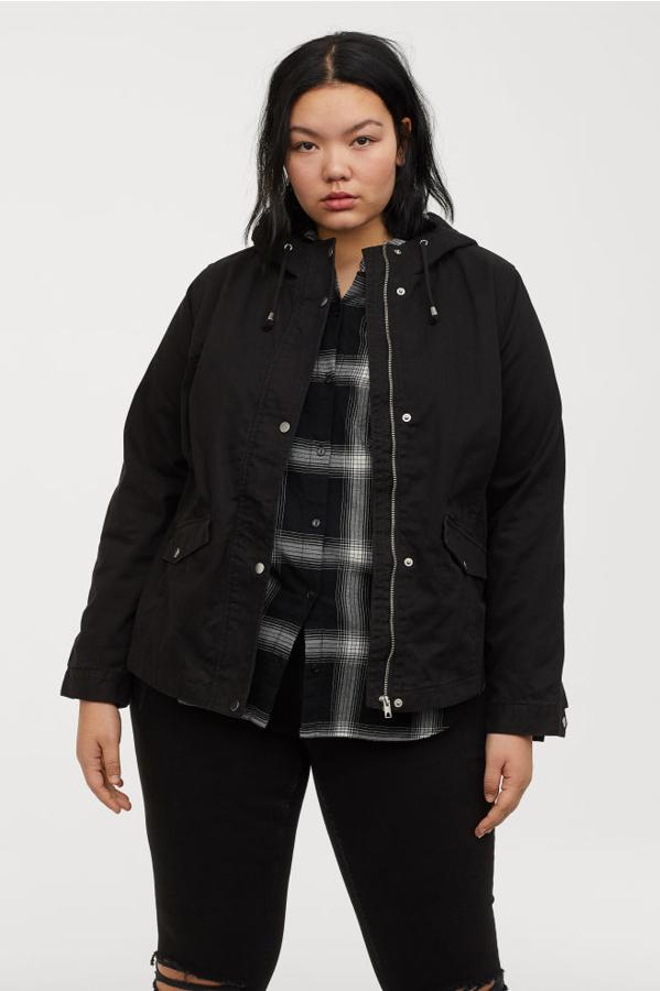 Parka en color negro con capucha, 39,99 euros.