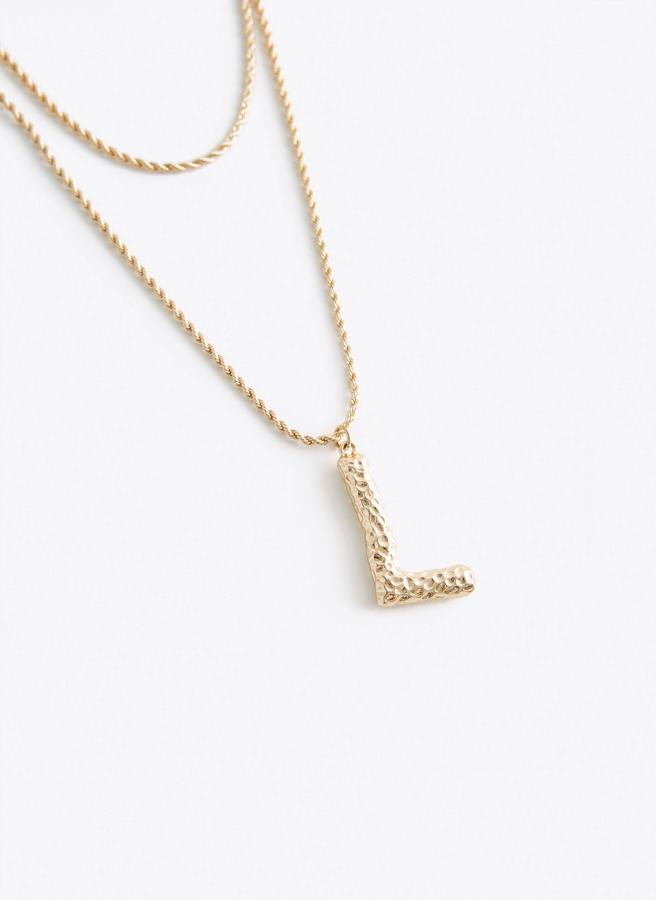 En el auge de las iniciales, esta de Uterqüe nos parece la mejor opción. ¿Qé te parece la L de la palabra "love"? Cuesta 29 euros.