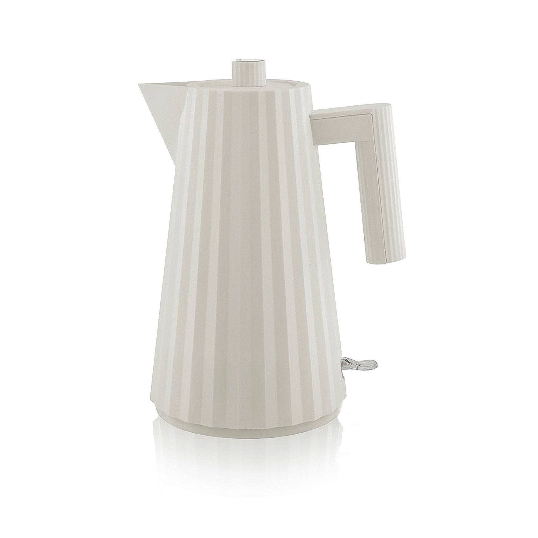 Este hervidor de plástico, llamado Plissé, está diseñado por Michele de Lucchi para Alessi.