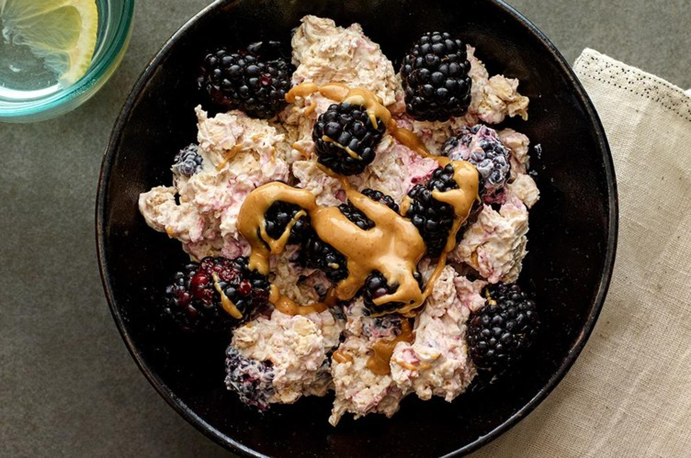 1 taza de arándanos frescos (o congelados, descongelados)1/2 cucharadita de miel1/2 cucharadita de extracto de vainilla1/2 taza de avena enrollada1/2 taza de queso cottage bajo en grasa12 taza de leche de almendras sin azúcarAlmendras picadasEn un tazón o frasco, combina las bayas, la miel y la vainilla y mezcla con un tenedor hasta tener un puré. Agrega la avena, el queso cottage y la leche de almendras, y revuelve para combinar. (La mezcla será espesa y puede parecer seca, pero la avena se ablandará cuando se asienten). Refrigera por lo menos 6 horas. Sirvelo frío, espolvoreado con almendras.