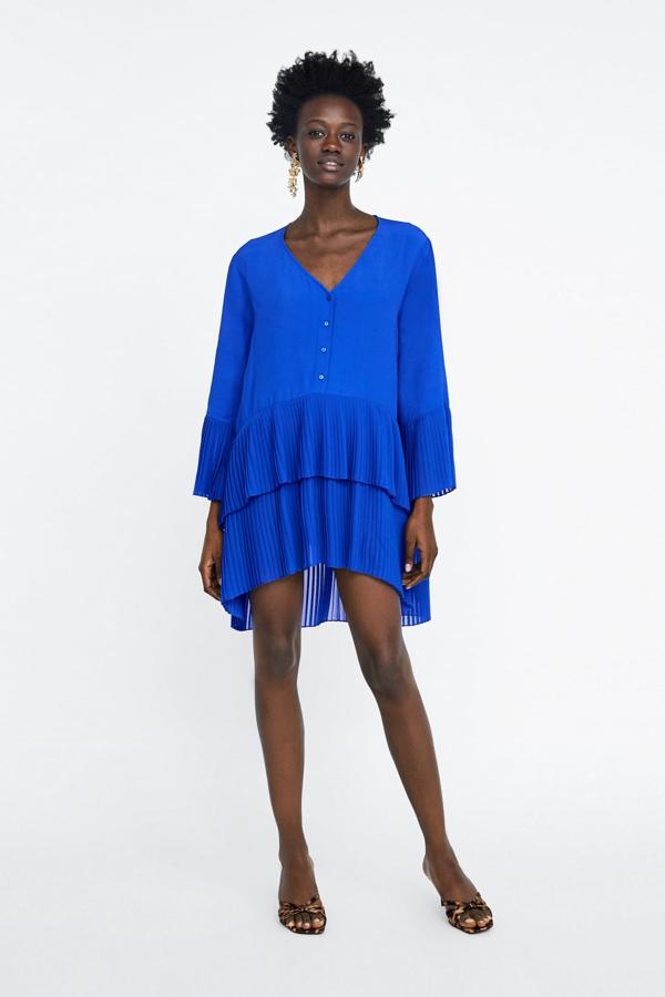 Blusa tipo vestido con diseño plisado y escote en pico, 29,95 euros.