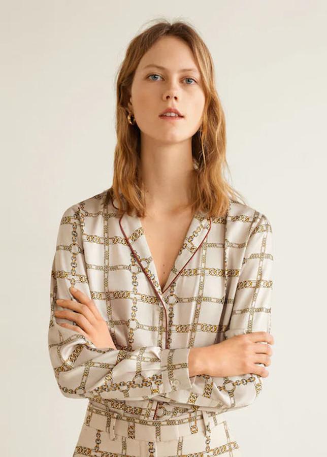 Camisa con tejido satinado, estampado de cadenas y cuello tipo solapa, 29,99 euros.