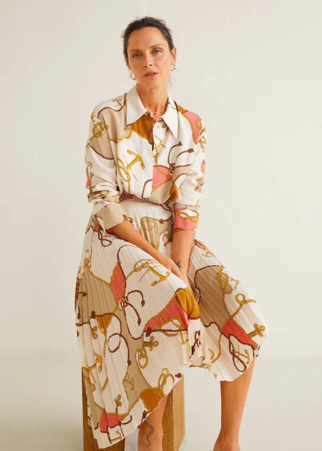 Camisa con estampado de cadenas, cuello clásico, manga larga y detalle de nudo decorativo, 39,99 euros.