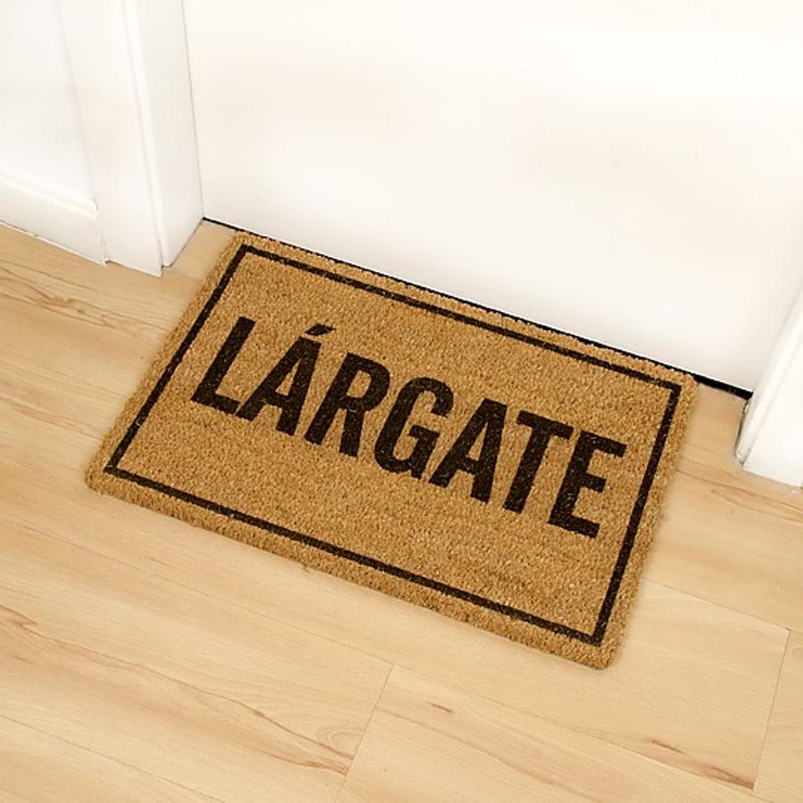 Por si alguna vez tu ex pareja vuelve... el felpudo le dirá lo que necesita saber. De Curiosote, (17,45 euros).