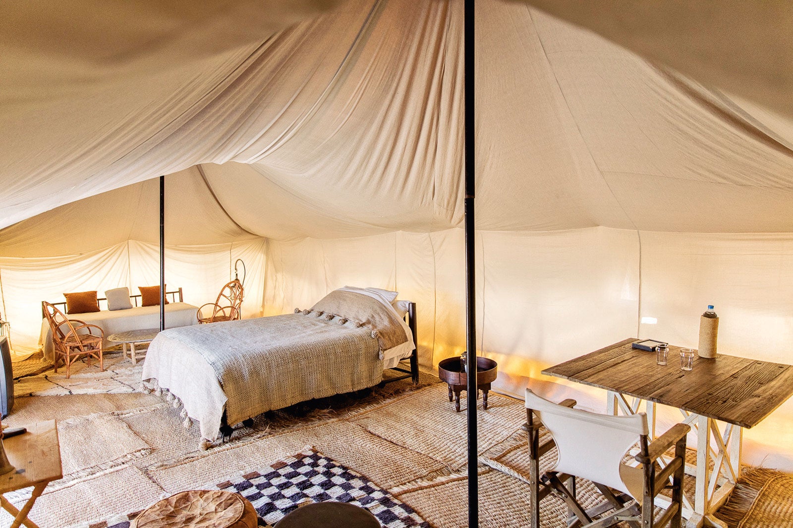 Cielos limpios, nieve en el Atlas y una temperatura perfecta hacen de febrero una de las mejores épocas para visitar Marrakech más allá de sus murallas y su medina. ¿El plan? Madrugar para ver la ciudad desde el cielo y sobrevolar en un globo el palmeral y los valles cercanos, salpicados de oasis y pueblos de adobe, con el Atlas como telón de fondo. Tras el vuelo, un desayuno berebere, con pan recién hecho, zumo y té a la menta. Y después, recorrer en una moto con sidecar los caminos que llevan a alguno de esos pueblos, para descubrir la esencia marroquí. Pero la aventura no termina aquí. El colofón: pernoctar en una jaima, pero con todas las comodidades, en el desierto de Agafay. Una noche única, iluminada solo por las velas y las estrellas.