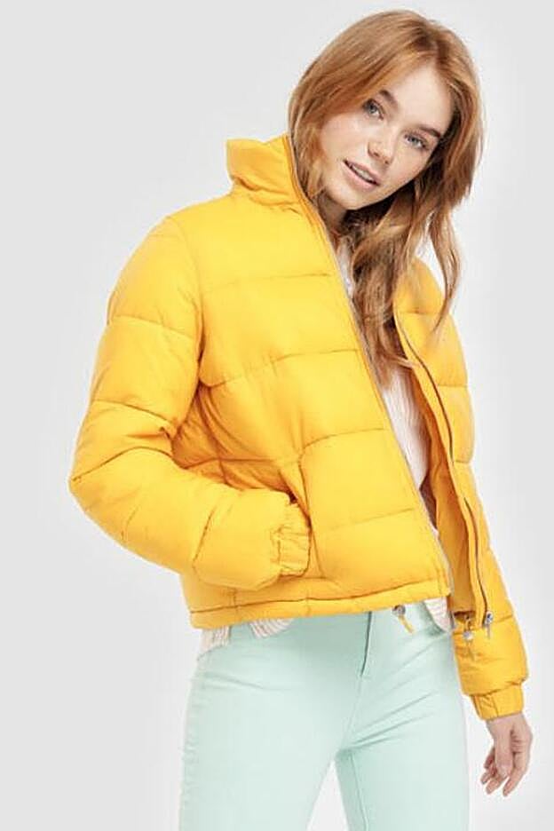 Plumífero corto de mujer de 'Green Coast' con banda lateral, 49,99 euros.