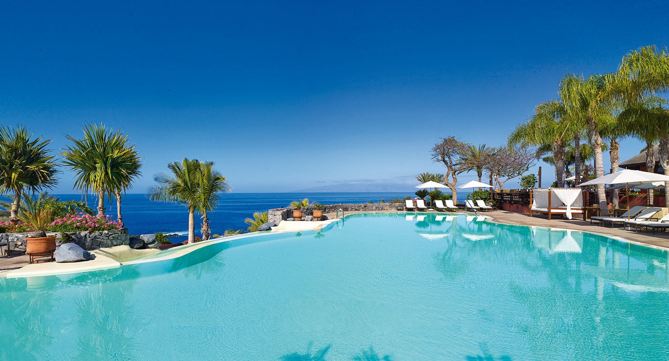 Si lo vuestro son las estrellas, las gastronómicas y las astronómicas, el plan perfecto está en el Hotel Ritz Carlton Abama, en Tenerife. ¿En qué consiste? En una experiencia gastronómica a orillas del mar diseñada por Martín Berasategui, cuyo restaurante en el hotel, M.B., tiene dos estrellas Michelin. En el menú, cubos de melón con caipirinha, ceviche con maíz tostado y boniato asado, tartar de atún rojo con salsa kimchi y cereza, lomo wagyu con mostaza a las hierbas... Y tras la cena, la aventura estelar: un astrónomo os mostrará las constelaciones y objetos celestes. Y además, un entorno idílico con jardines tropicales, vistas a la Gomera y una inigualable oferta gastronómica, con Abama Kabuki (una estrella Michelin), El Mirador y Txoko (también con la firma de Berasategui), entre otros.