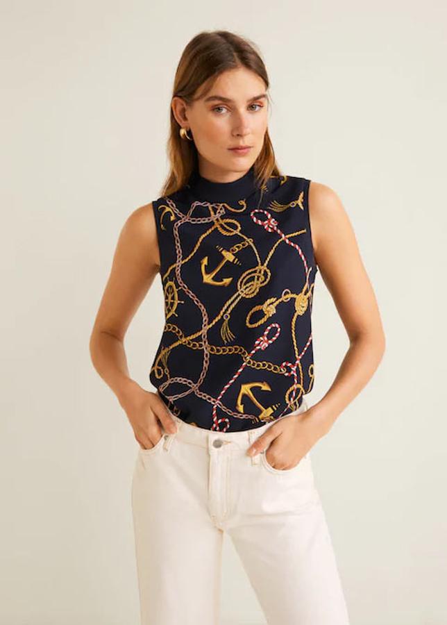 Top con tejido fluido, estampado de cadenas y cuello tipo chimenea, 22,99 euros.
