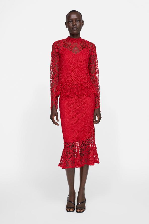 O ir a una boda con un conjunto 'tan flamenco' como este rojo de Zara, con volante tanto en la falda (25.95 euros) como en el remate del cuerpo del top (22.95 euros), creando un ligero efecto peplum.