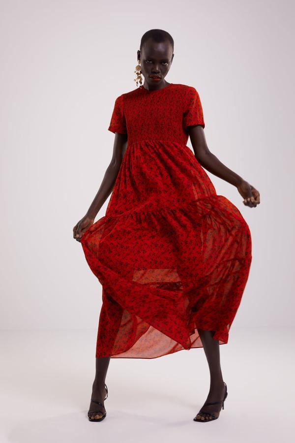 Vestido con estampado floral en color rojo con cuello redondo y manga corta, 39,95 euros.