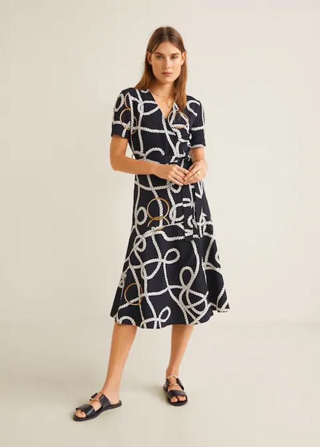 Vestido acampanado con estampado de cadenas, manga corta, escote en pico y lazada en la cintura, 49,99 euros.