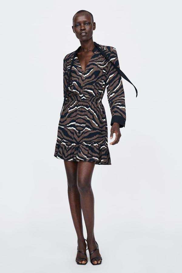Vestido con lazo, estampado animal y cuello subido, 15,99 euros.