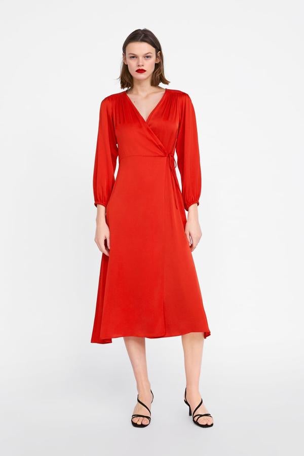 Vestido satinado con escote en pico y manga abullonada en color rojo, 39,95 euros.