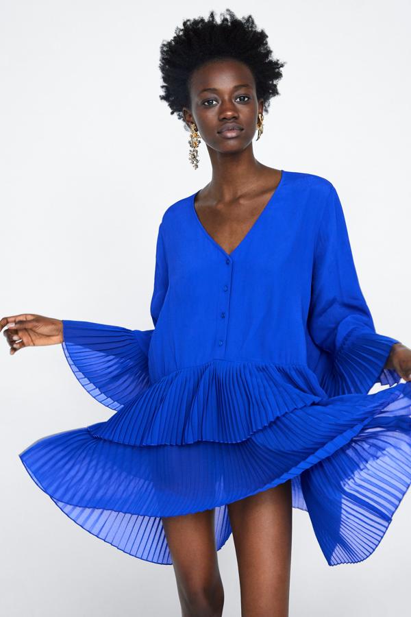 Un toque de color y mucho movimiento con este vestido de volantes plisados de Zara (29.95 euros).