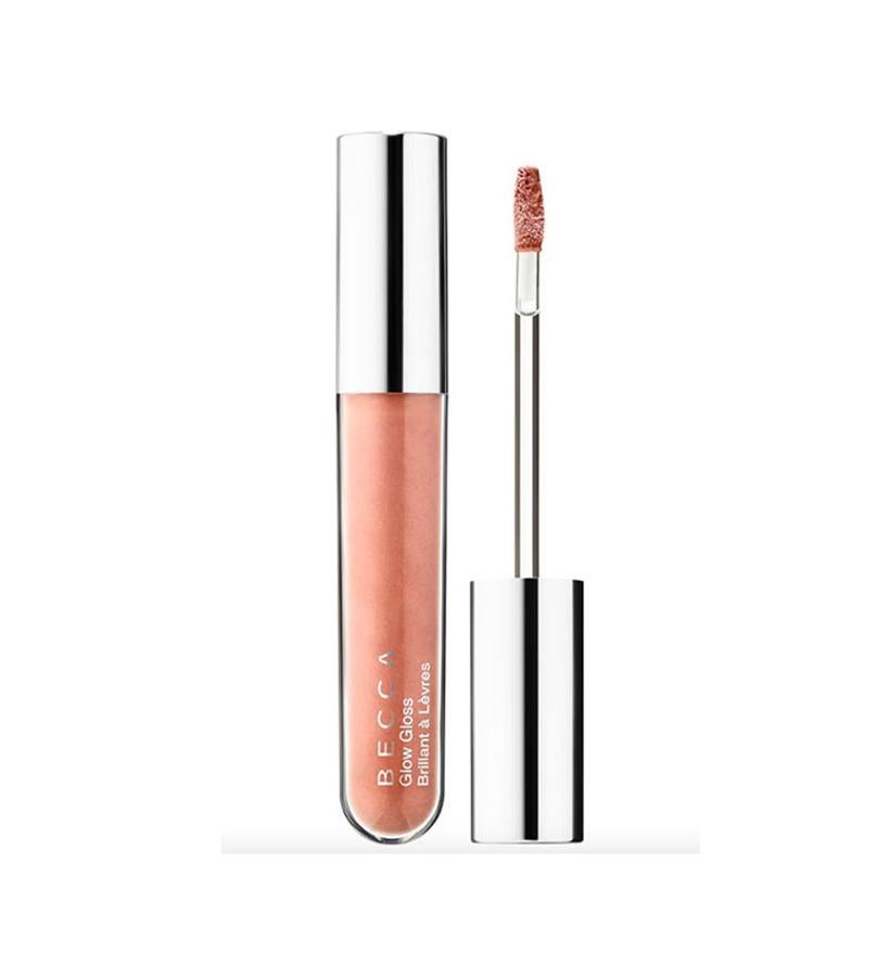 Aunque es un brillo tiene los aspectos nutritivos de un bálsamo para los labios, creado para ofrecerte lo mejor de ambos mundos. Los pigmentos 3D que reflejan la luz, el jengibre, el aceite esencial de menta y un péptido que no te dará la sensación de hormigueo, harán que tus labios sean más suaves y carnosos al instante. Las vitaminas C y E, así como las mantecas de karité y murumuru que contiene, suavizan y cuidan tus labios. En una gama de diez increíbles tonos, aquí te presentamos el Opal, un rosa con brillo anaranjado. (27,55).