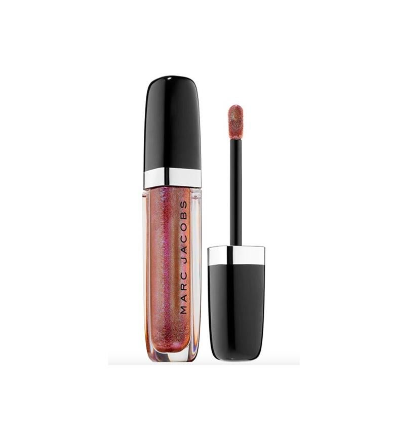 Con un menú de 31 colores con diferentes acabados, el brillo de labios de la colección Enamored de Marc Jacobs está enriquecido con pigmentos ultraconcentrados que le aportan un color intenso y una fijación y luminosidad duradera. Combina unos potentes ingredientes entre los cuales se cuentan el albaricoque y la fruta de la pasión, que aportan volumen, hidratan y protegen los labios. El brillo de labios de la imagen es el Rebel Rebel con el que puedes lucir un look deslumbrante.  (27,50 €).