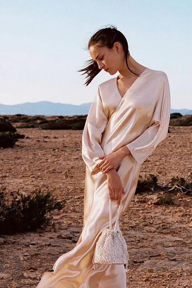 Vestido lencero con detalle drapeado en color vainilla. de Mango Outlet.