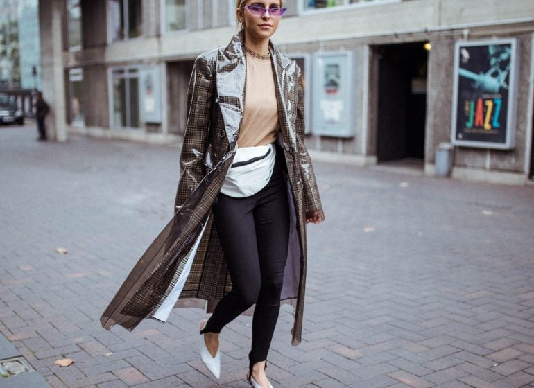 Tras quedar relegadas a festivales de música o viajes, las riñoneras, en todos sus estilos, colores, formas y tamaños, han conseguido hacerse un hueco en el street style y las influencers han sido las encargadas de hacernos llegar esta nueva tendencia.