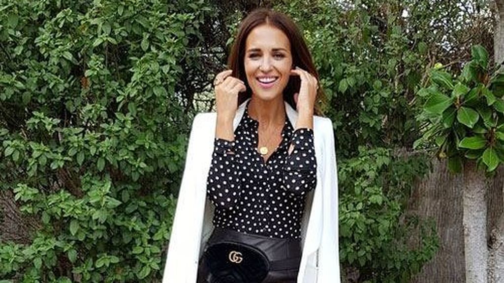 Gracias a su cuenta de Instagram, todos nos enteramos de sus looks del día a día, ya que la actriz los publica todos. Aquí podemos verla combinar una niñonera de Gucci con una blazer blanca. ¡Combina genial!