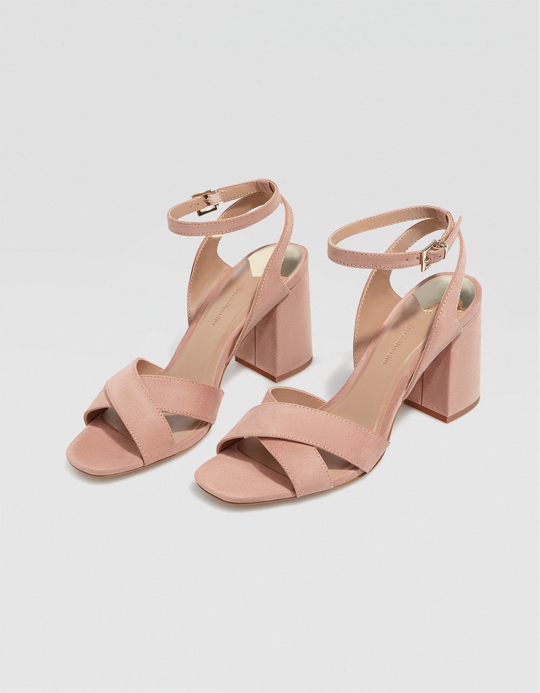 Sandalia con hebilla y tacón, en color nudo: 19,99 euros en Stradivarius.