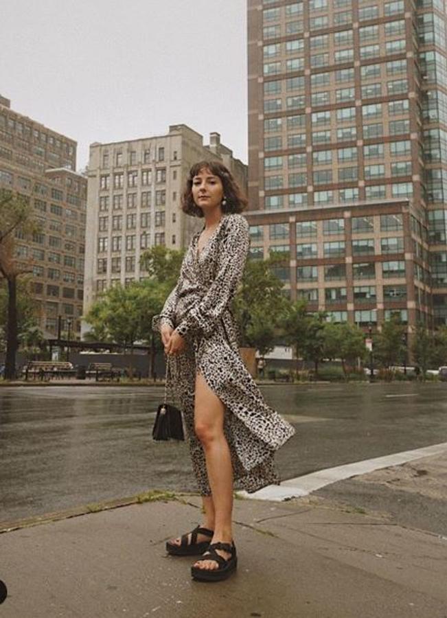 Alyssa Coscarelli las lleva combinadas con un vestido "animal print".