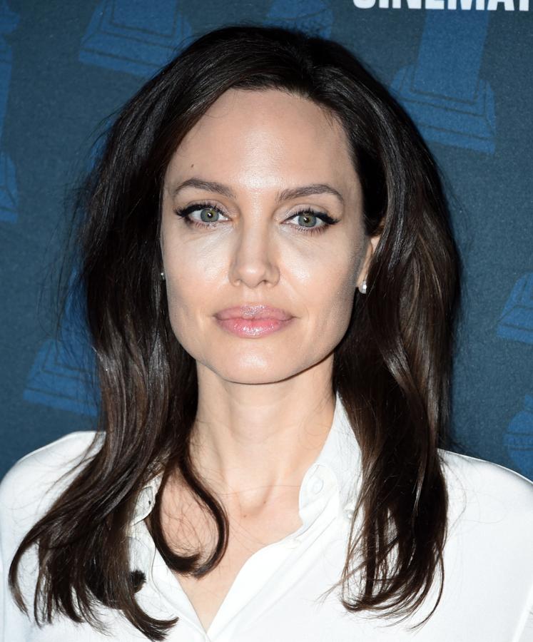 Angelina Jolie no se separa de su melena castaña, siempre brillante y con volumen.