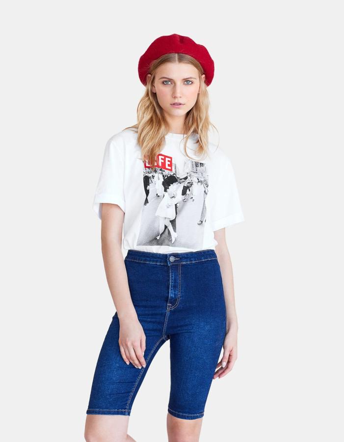 La famosa foto del beso en Times Square durante el V-J Day que inmortalizó Alfred Eisenstaedt y publicó la revista Life en agosto de 1945 decora esta camiseta de la nueva colección de Stradivarius que, por supuesto, deseamos con todas nuestras fuerzas. Cuesta 12.99 euros.