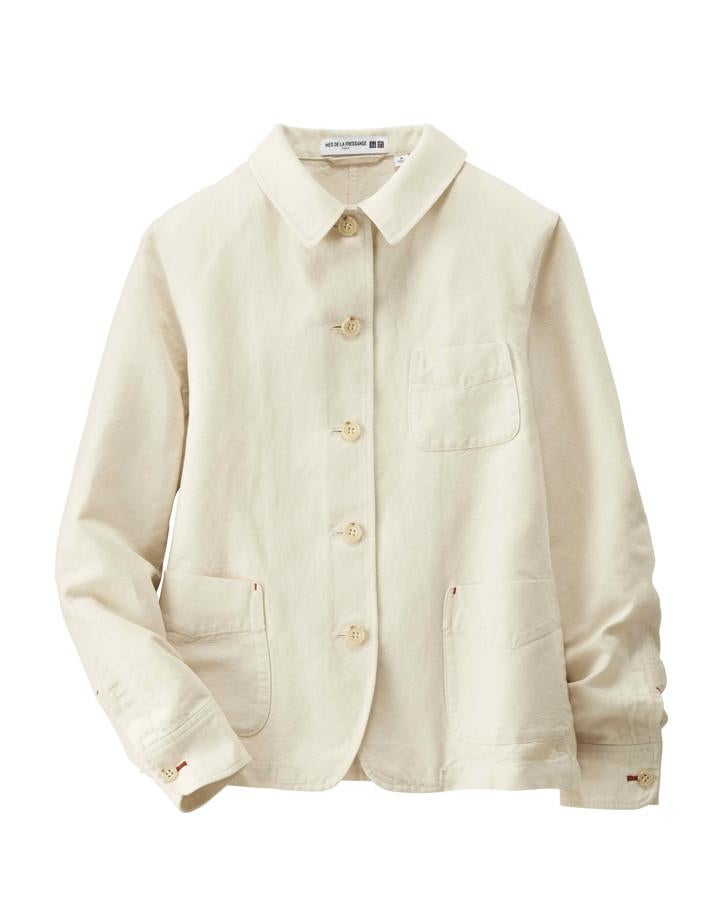 Las prendas de lino con 100% naturales como en las anteriores colaboraciones para la firma japonesa. Esta blazer es de corte fluido y se puede llevar como chaqueta o sobrecamisa.