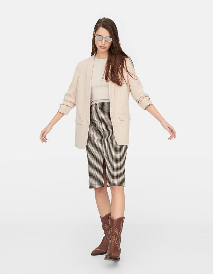 Esta falda lápiz con estampado pata de gallo será tu mejor aliada para tus looks 'working girl' de primavera. Y todavía no nos creemos que solo cueste 12.99 euros en Stradivarius.