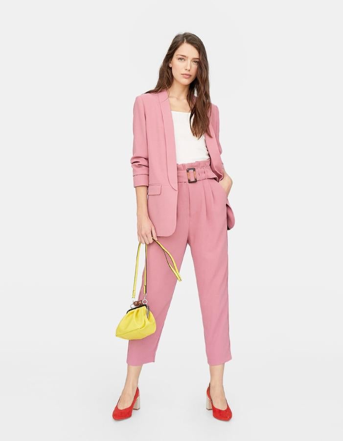 No estás teniendo un 'déjà vu': efectivamente, Stradivarius ha copiado uno de los 'best sellers' de Zara de la primavera pasada. Los pantalones 'paper bag' de este traje cuestan 25.99 euros.