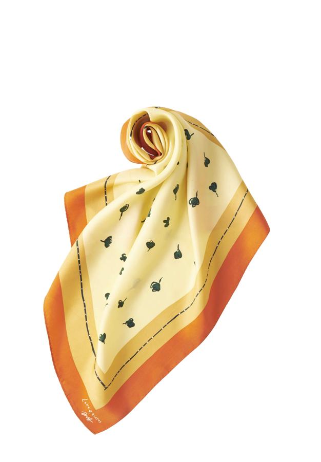 También hay accesorios como este pañuelo estampado que le da el toque de color a las prendas más básicas de la colección.