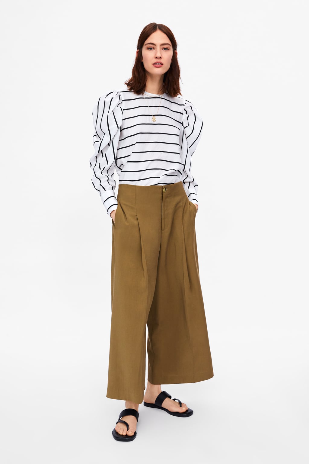 Camisa marinera con mangas abullonadas de Zara, el básico favorito de las influencers (25,95 euros).
